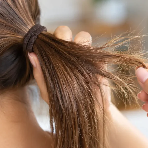 elastici per capelli che non spezzano, la guida per evitare lunghezze sfibrate, doppie punte e ciocche danneggiate dalla trazione durante la realizzazione della coda.