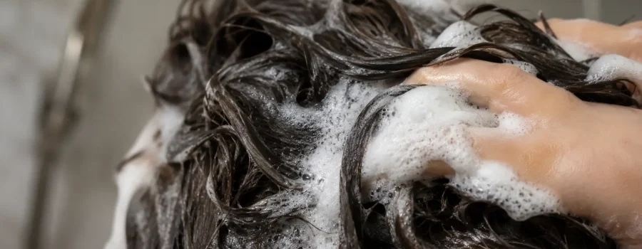 Come lavare i capelli con la cute grassa: guida alla corretta detersione del cuoio capelluto, shampoo per capelli grassi, cute oleosa e capelli che si sporcano velocemente, consigli per riequilibrare il sebo e mantenere capelli puliti, freschi e sani.