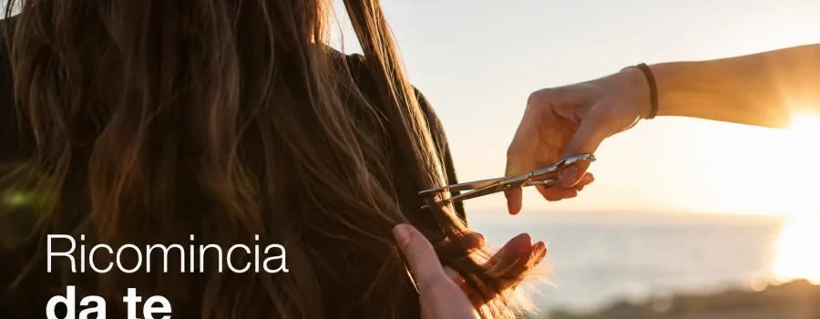 Come riparare i capelli a settembre dopo l’estate: capelli lunghi secchi e danneggiati trattati con una maschera riparatrice e nutriente per capelli sfibrati, rovinati, crespi e disidratati
