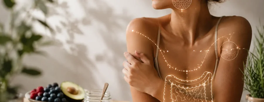 Gut-Skin Axis con donna dalla pelle radiosa, alimenti naturali ricchi di fibre e probiotici, intestino, microbiota intestinale, pelle, cuoio capelluto e capelli collegati da un'infografica scientifica che rappresenta la connessione tra alimentazione, salute intestinale, microbioma cutaneo e salute dei capelli.