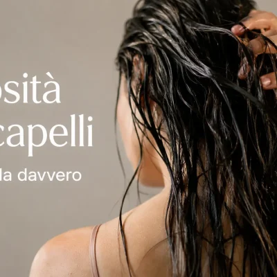 Capelli che si bagnano subito o che impiegano molto tempo ad asciugarsi: guida alla porosità dei capelli, differenza tra capelli a bassa, media e alta porosità, cuticole del capello, assorbimento e ritenzione dell’acqua, capelli secchi, crespi, fragili e danneggiati, hair care routine e cura dei capelli in base alla porosità