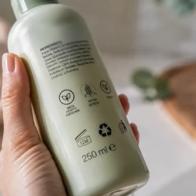 Shampoo scaduto e PAO: come leggere il periodo dopo l’apertura, riconoscere la scadenza dello shampoo, controllare il simbolo del vasetto aperto e conservare correttamente i cosmetici per capelli.